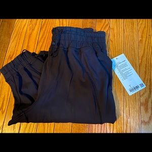 Lululemon ready to rulu cinch black size 6 NWT